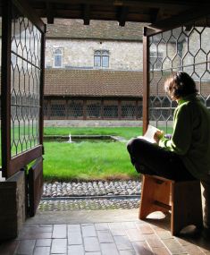Alongsider reading in the cloister